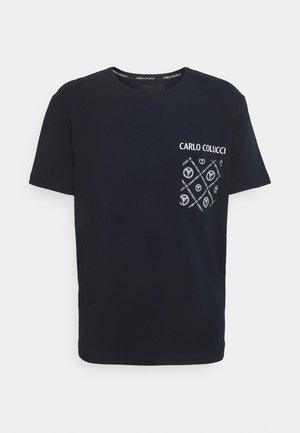 T-shirt noir à manches courtes avec le texte "Carlo Colucci" et un design de poche à motif sur le côté gauche de la poitrine.