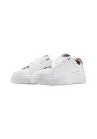 Sneakers bianchi in pelle con una texture liscia, punta rotonda e suola piatta in gomma. Presentano accenti navy discreti e logo sul lato.
