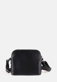 Borsa a tracolla in pelle nera con una superficie liscia, forma rettangolare, chiusura con zip e tracolla regolabile. Presenta dettagli in metallo argentato.