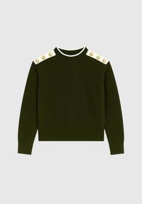 Pull olive avec un ourlet côtelé, un col rond et des détails aux épaules ornés de tissu blanc et de boutons dorés. Motif en maille texturé.