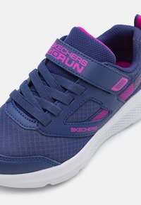 Skechers Performance GO RUN ELEVATE - Tossud - navy