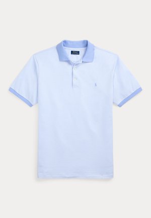 Svetlo modra polo majica z teksturiranim vzorcem, kontrastnim ovratnikom in poudarki na rokavih ter bembleno logotipom na levi strani prsnega dela.