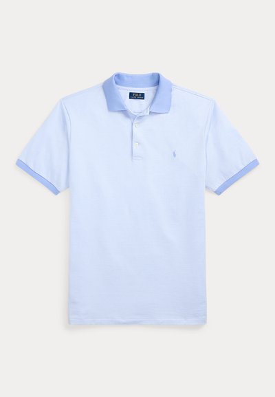 Lyseblå polo skjorte med et teksturert mønster, kontrastdetaljer på kragen og ermene, samt en brodert logo på venstre bryst.