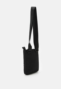 Borsa a tracolla nera con forma rettangolare, realizzata in tessuto resistente. Dotata di una tracolla, manici superiori e design minimalista.