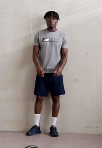 New Balance SPORT ESSENTIALS HEATHERTECH GRAPHIC  - T-shirts med print - slate grey