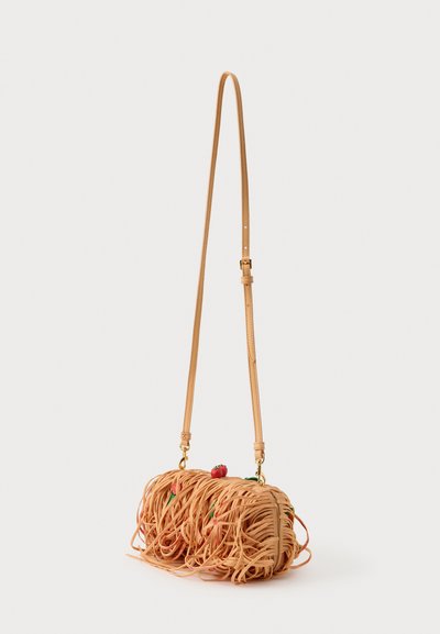 Perkrautas krepšys, pagamintas iš šviesiai rudos medžiagos, primenančios makaronus, su spalvingais pomidorų akcentais. Nuo krepšio galima nuimti diržą, o jo detales puošia auksinė spalva.