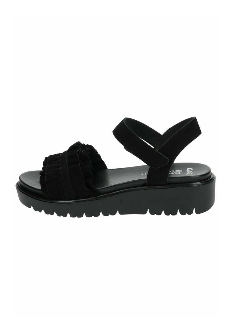 Sandal in suede nero con dettagli arricciati, cinturini incrociabili regolabili e una suola platform spessa con fondo testurizzato per una buona aderenza.