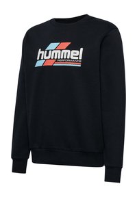 Svart sweatshirt med rund hals, med en stor "hummel PERFORMANCE"-logotyp i vitt, rött och blått över framsidan. Tillverkad av mjukt tyg.