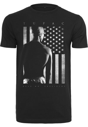 Sort T-shirt med sort-hvidt billede af Tupac Shakur set bagfra foran et stiliseret amerikansk flag og teksten "Kære Hr. Præsident."