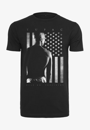 Czarny t-shirt z czarno-białym wizerunkiem Tupaca Shakura od tyłu na tle stylizowanej flagi amerykańskiej oraz z napisem „Drogi Panie Prezydencie.”