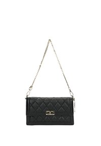 Černá prošívaná kožená kabelka obdélníkového tvaru s uzávěrem ve zlaté barvě a řetízkovým popruhem. Texturovaný povrch zlepšuje úchop.