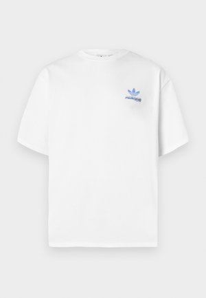 Hvid T-shirt med korte ærmer med lille blåt Adidas-logo og tekst på venstre bryst, vist på en ensfarvet lys baggrund.