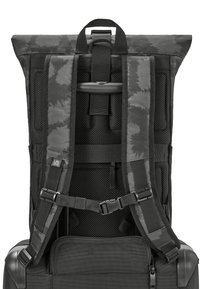 Čierny batoh s polstrovanými popruhmi, sieťovanou zadnou stranou, regulovateľnými sponami a dizajnom s rolovacím uzáverom, s textúrovaným povrchom.