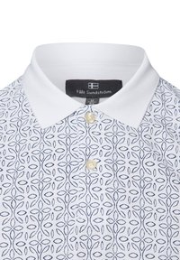 Weißes Poloshirt mit einem blauen Blumenmuster, klassischem Kragen, drei Knopfverschluss und einem Logotag am Hals.