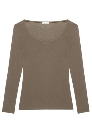 Haut marron à manches longues en tissu doux, avec un décolleté dégagé et une silhouette ajustée, sans motifs visibles ni accessoires.