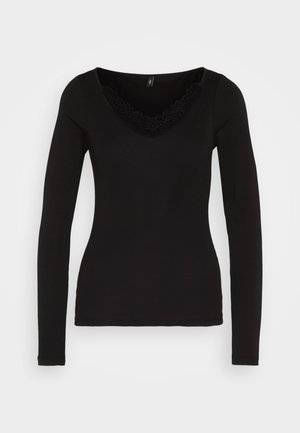 Svart langermet topp laget av myk stoff, med v-hals og intrikat svart blonderkant langs halslinjen for ekstra detaljer.