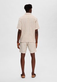 Selected Homme SLHRELAX SAL  RESORT - Camicia - egret