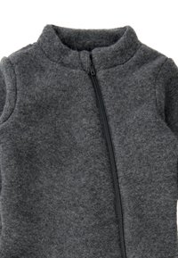 Grijze fleece trui met rits en hoge kraag, met een gladde textuur en een centrale rits aan de voorkant. Geen patronen of accenten.