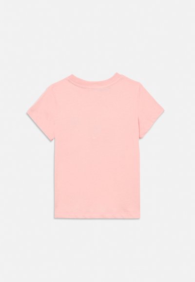 Ροζ ανοιχτόχρωμο βαμβακερό T-shirt με κοντά μανίκια και στρογγυλή λαιμόκοψη, απεικονίζεται από πίσω σε ανοιχτό γκρι φόντο.