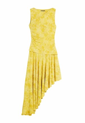 Robe jaune sans manches avec un léger motif floral et une jupe plissée asymétrique, plus longue du côté droit.
