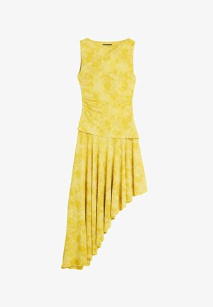 Robe jaune sans manches avec un léger motif floral et une jupe plissée asymétrique, plus longue du côté droit.