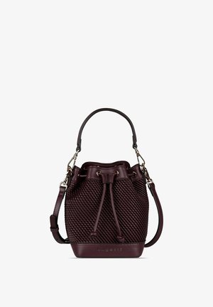 Bolso tipo cubo texturizado en color burdeos oscuro con cierre de cordón, asa superior, correa de hombro ajustable y logo de Bugatti en la parte inferior frontal.