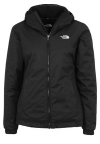 Svart isolerad jacka med huva, försedd med dragkedja fram, elastiska ärmslut och logotyp på vänstra bröstet. Mjuk tygstruktur.