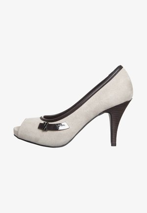 Peep-Toe-High Heels aus hellgrauem Wildleder mit einem glänzenden dunklen Akzentband und einem silbernen Logo-Detail an der Seite. 7,5 cm schmal zulaufender Absatz.