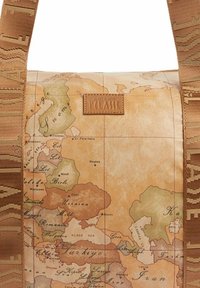 Borsa tote con un design di mappa del mondo vintage in toni beige e verdi, con un logo in pelle marrone e una tracolla intrecciata e testurizzata.