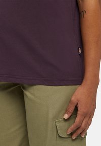 Dickies MAPLETON  - Jednoduché tričko - plum perfect