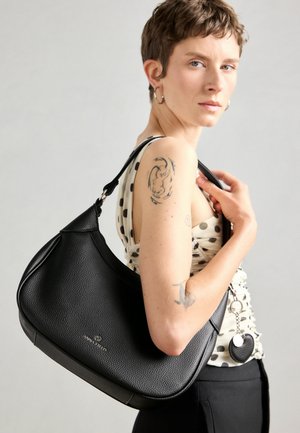 Melna ādas hobo soma ar teksturētu virsmu, kurai ir sudraba apdare un pievienots mazs maisiņš. Priekšpusē ir redzams logs.