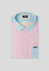 Kragenhemd mit abwechselnd pinken und blauen vertikalen Streifen. Hellblaue Akzente am Kragen und an der Tasche. Weiße Knöpfe sind enthalten.