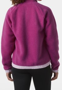 Chaqueta de forro polar en un vibrante color rosa, con cuello alto, puños elásticos y un dobladillo en rosa claro contrastante. Tejido suave y texturizado.
