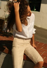 Next CROPPED REGULAR FIT - Pantaloni scurți - neutral