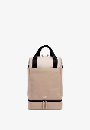Béžový batoh se strukturovaným designem, texturovanou látkou, černými popruhy, horním madlem a dvojitým zipovým uzávěrem na spodní části.