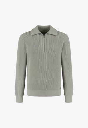 Pulóver de punto acanalado en gris claro con cuello con cremallera y mangas largas, mostrado sobre un fondo blanco.