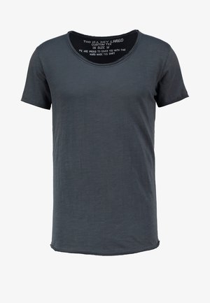 Korte mouwen, ronde hals t-shirt in donkergrijs. Zachte, gladde stof met een iets langere achterkant. Labels zichtbaar in de halslijn.