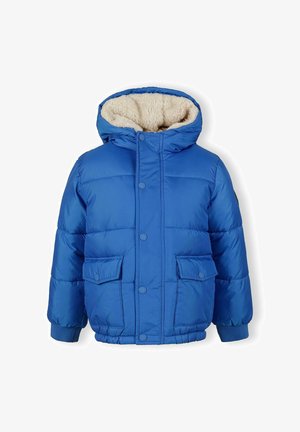 Kék párnázott dzseki, műszőrme bélésű kapucnival, patentgombokkal, két elülső zsebbel és bordázott mandzsettákkal. Simának mondható külső, meleg szigetelés.