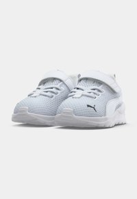 Weiße Mesh-Sneaker mit grauen Akzenten, runde Zehenform, Schnürdesign, breite Riemenverschluss und strukturierten Gummisohle, ausgestattet mit einem schwarzen Logo.