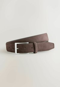 Ceinture en daim marron avec une boucle rectangulaire argentée, roulée sur un fond neutre clair.