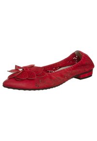 Ballerine en daim rouge avec un accent nœud, des motifs floraux découpés et un petit talon rectangulaire. Texture lisse et design à bout rond.
