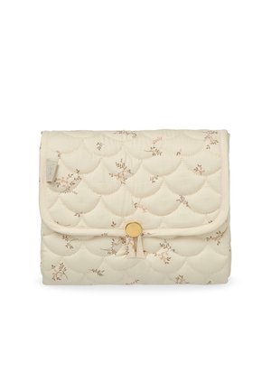Επαρκώς ραμμένη θήκη από κρεμ ύφασμα με μικρό λουλουδάτο μοτίβο, ραφές με κυματιστό σχέδιο και στρογγυλό χρυσό κουμπί ως κούμπωμα στο μπροστινό καπάκι.