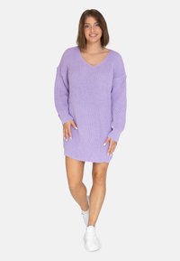 Strickkleid in hellem Lavendel, mit V-Ausschnitt, langen Ärmeln und geripptem Muster, und einem leicht abgerundeten Saum.