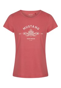 Koraalroze t-shirt van katoen met korte mouwen, een ronde halslijn en een witte bloemenprint met de tekst "MUSTANG TRUE DENIM EST. 1932."