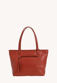 Sac fourre-tout en cuir rouge avec texture lisse, deux poignées, une poche zippée à l'avant et un détail en breloques. Forme rectangulaire simple.