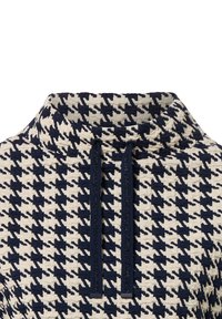 Navy und cremefarbene Hahnentrittmuster-Stoff mit hohem Kragen, ausgestattet mit Zugbändern zur Anpassung. Strukturierter gewebter Entwurf.