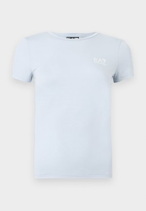 Lichtblauw T-shirt met korte mouwen en ronde hals, met een klein wit "EA7 Emporio Armani"-logo op de linkerborst.