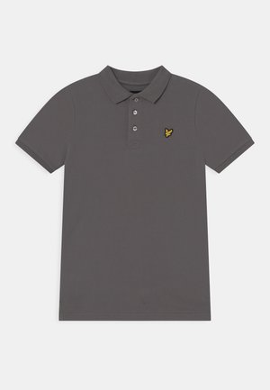 Mørkegrå kortærmet polo med krave, tre knapper og en lille gul og sort fuglelogo på venstre bryst.