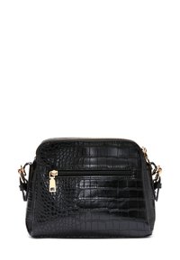 Sac bandoulière en cuir noir gaufré crocodile avec quincaillerie dorée, fermeture zippée et poche avant. Forme rectangulaire, texture lisse.