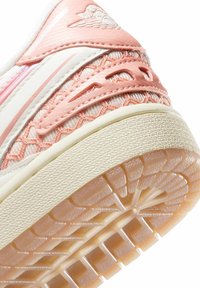 Rosa och vita sneakers med nätdetaljering, strukturerad sula och ett mönstrat mellansåle. Har logotypaccent på sidan och gummitraktionssulor.